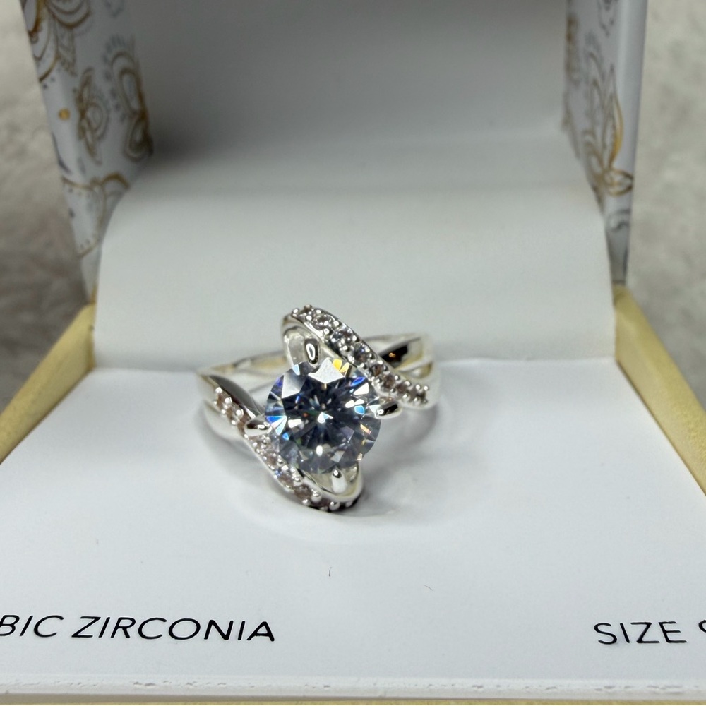 Elegant Silver Cubic Zirconia Ring size 9
